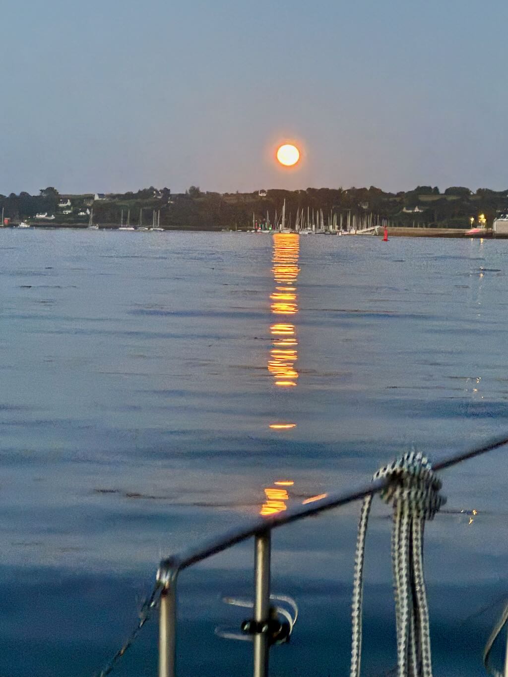 Vollmond vor der Marina