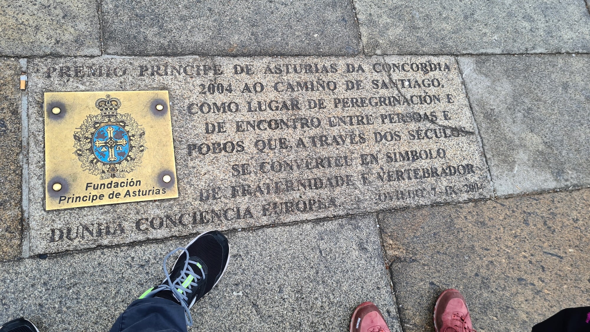 Überall Botschaften im Straßenpflaster