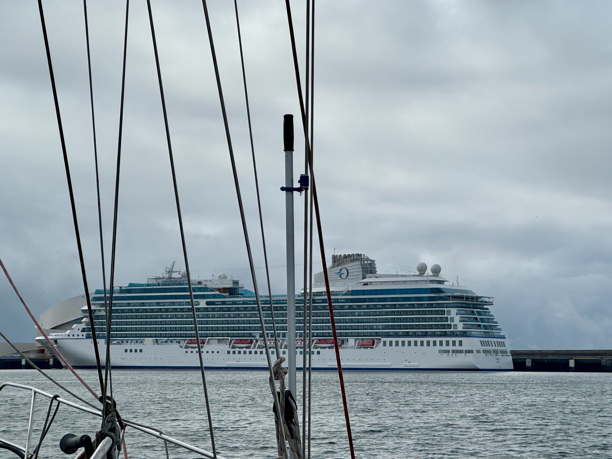 Das Kreuzfahrtschiff wendet direkt vor unserem Boot