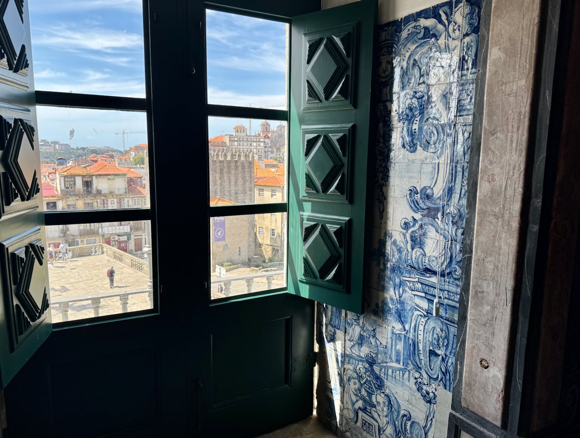 Blick aus dem Kathedralenfenster auf die Altstadt