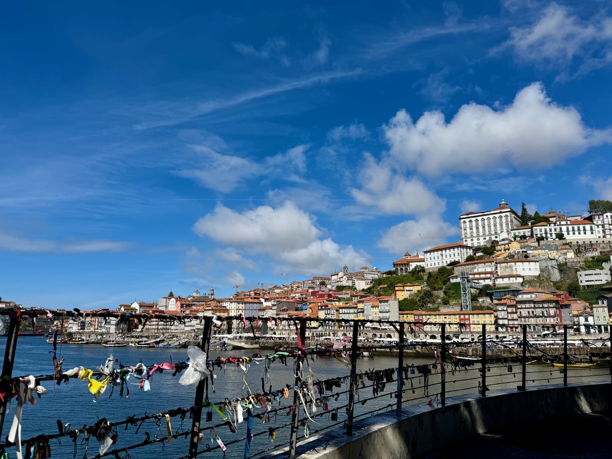 Schlösser an der Brücke