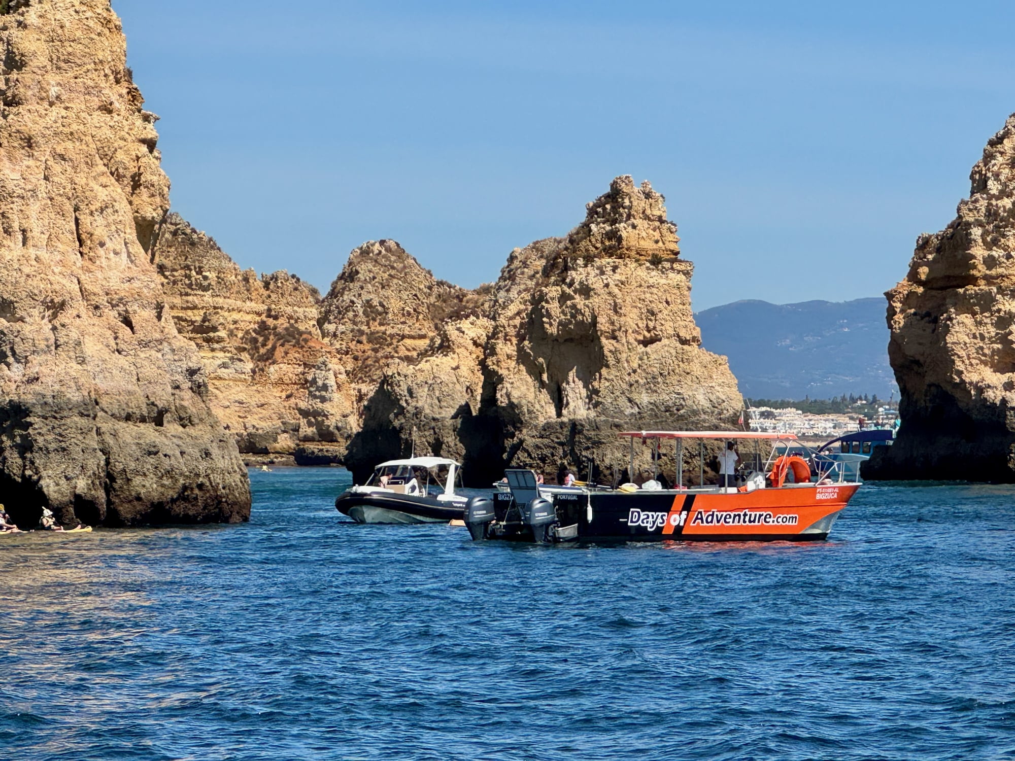 Ankunft an den zauberhaften Felsgebilden von Lagos