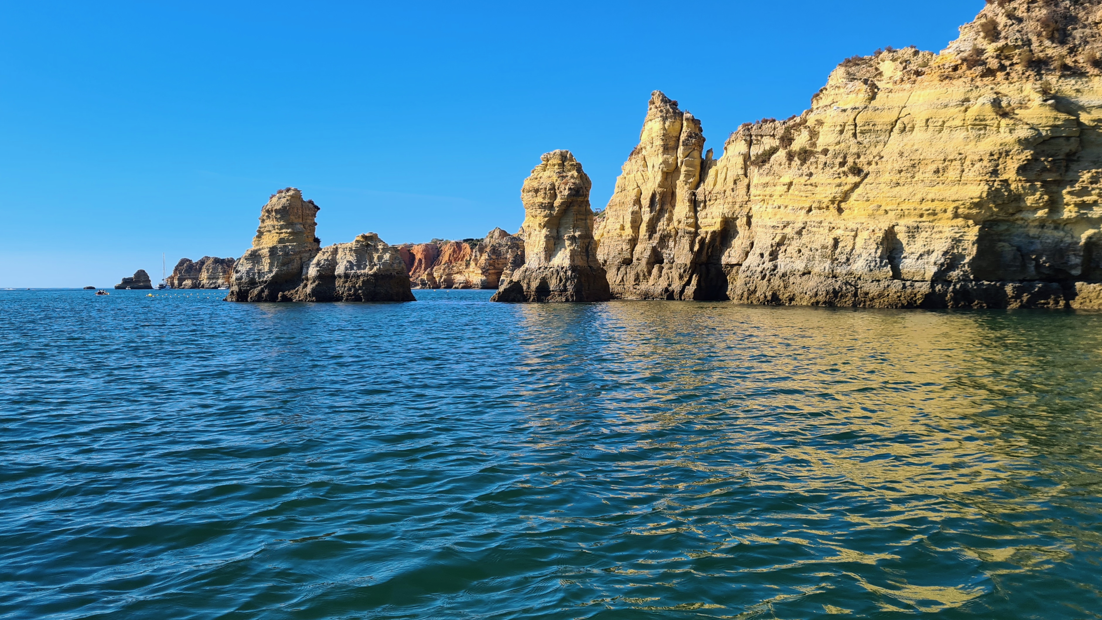 Mit dem Schlauchboot durch die Felsen