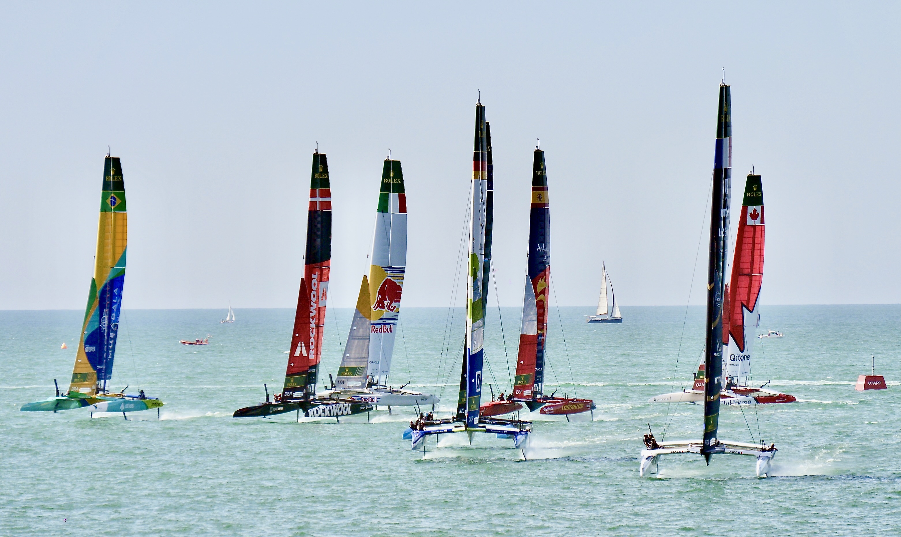 Weltklasse Katamarane auf ihren T-Foils beim Wettrennen