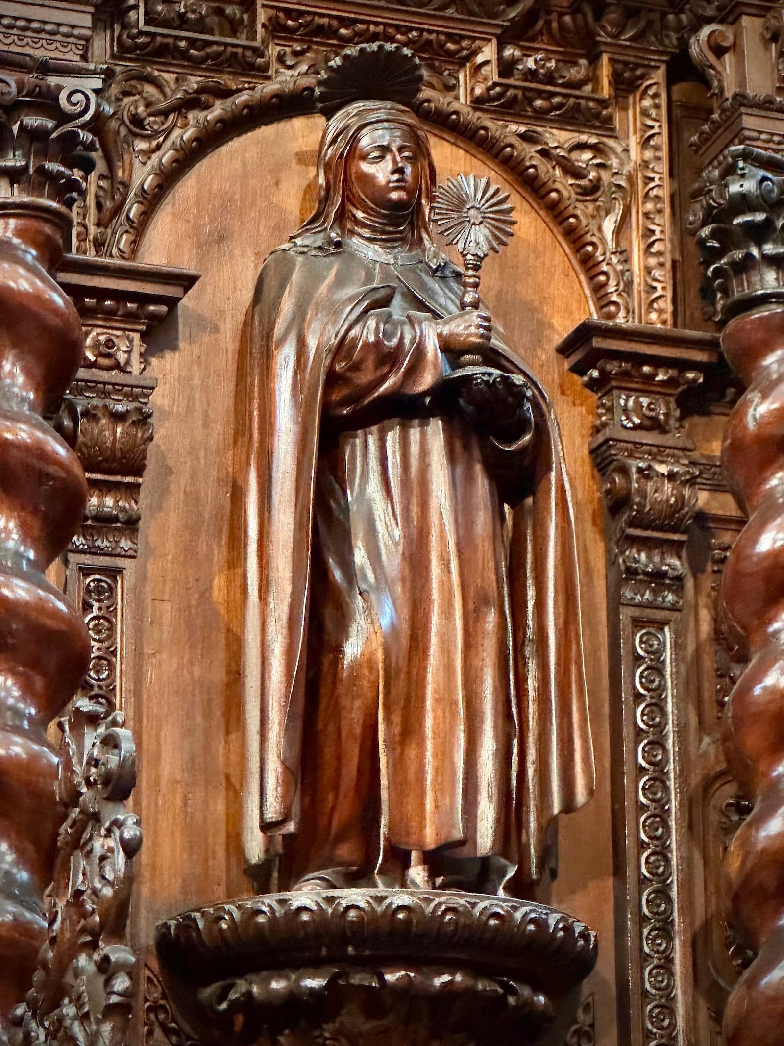 Feine Schnitzarbeit in der Kathedrale von Cadiz