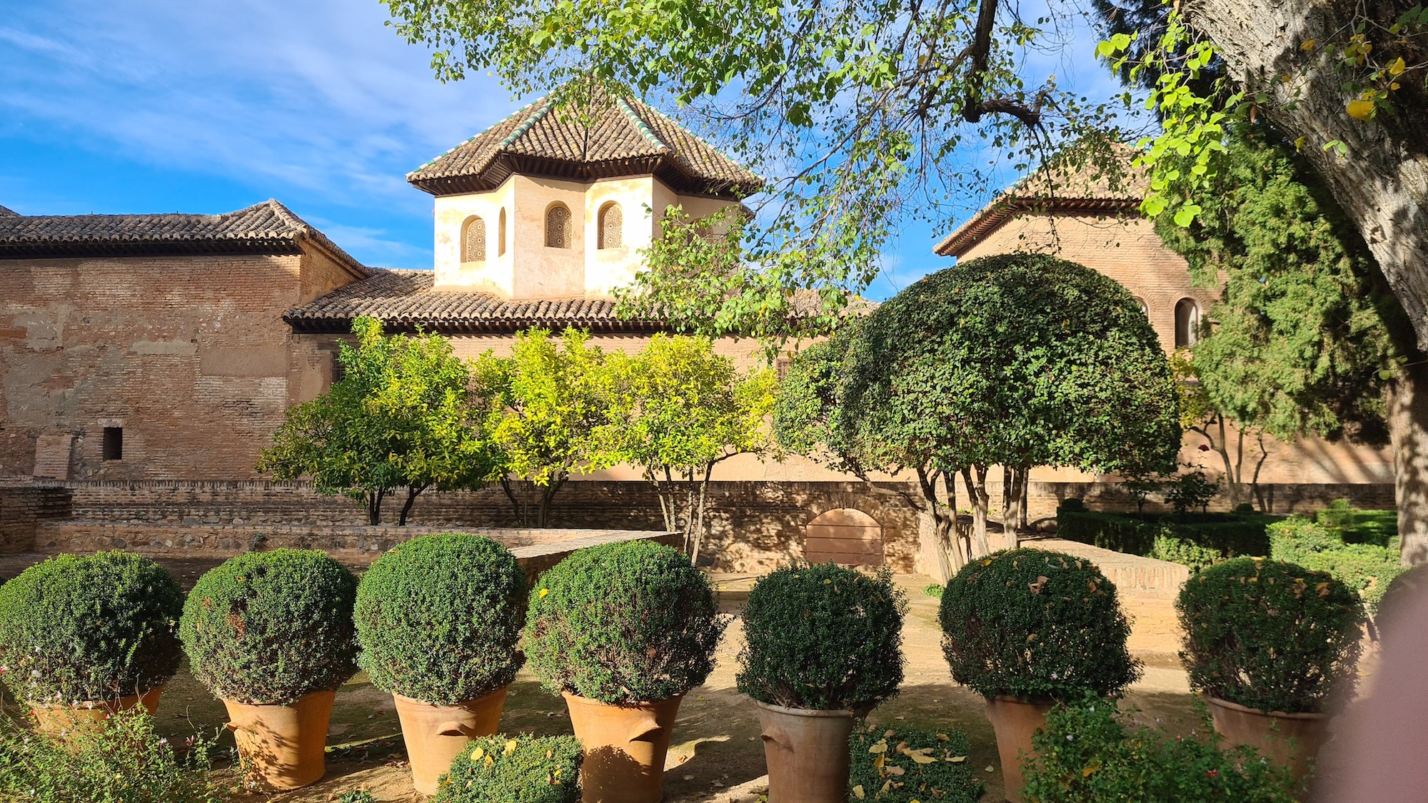 Alhambra - Gartenanlage mit Turm