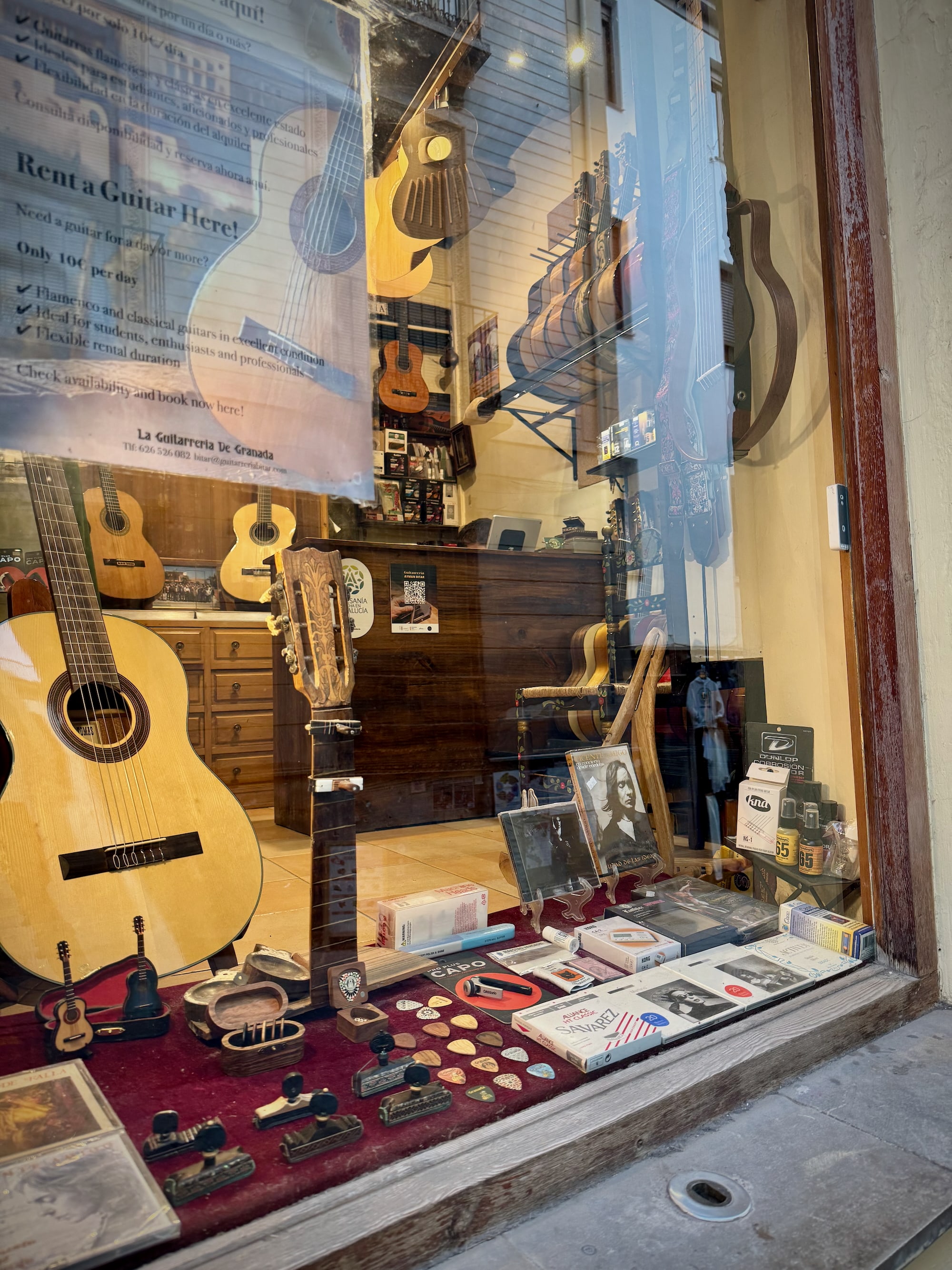 Granada - Schaufenster beim Gitarrenbauer