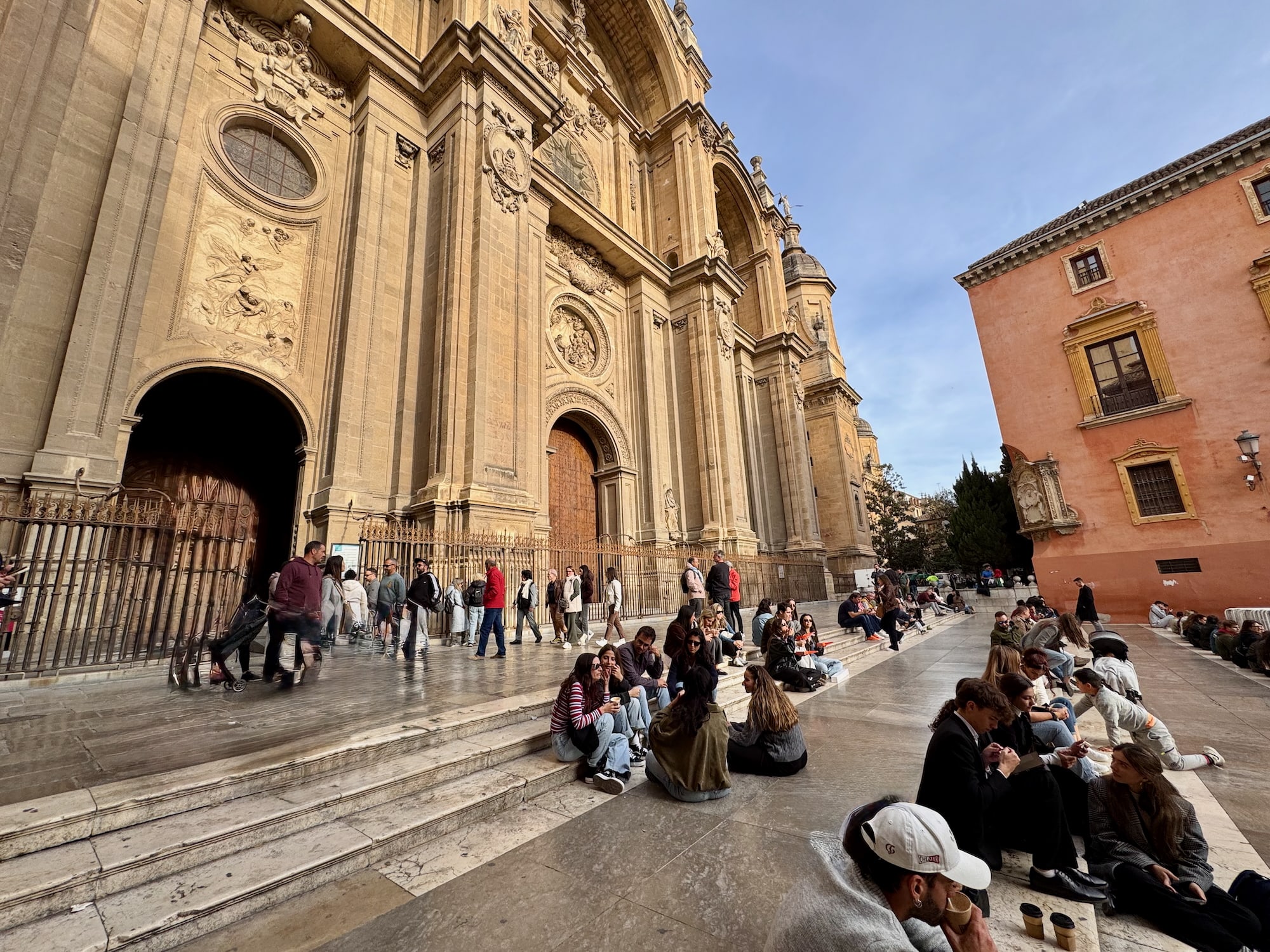 Granada - Vor der Kathedrale studentisches Leben