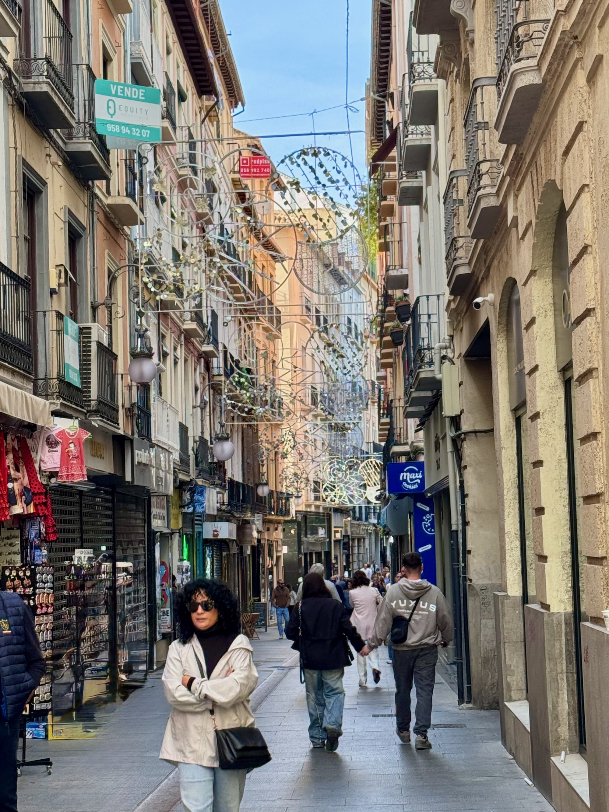 In den Einkaufsstraßen Granadas - bereits mit Weihnachtsschmuck