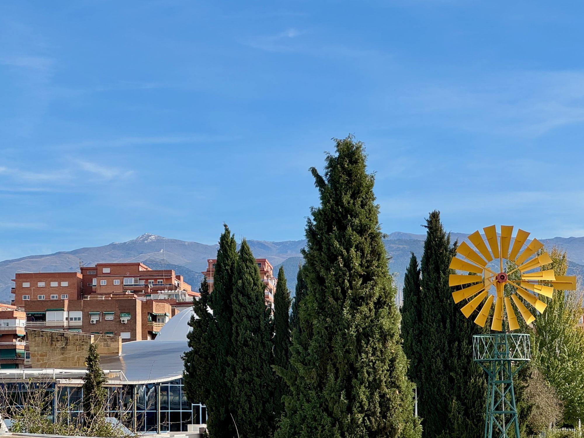 Oben Schnee, unten Außenanlage