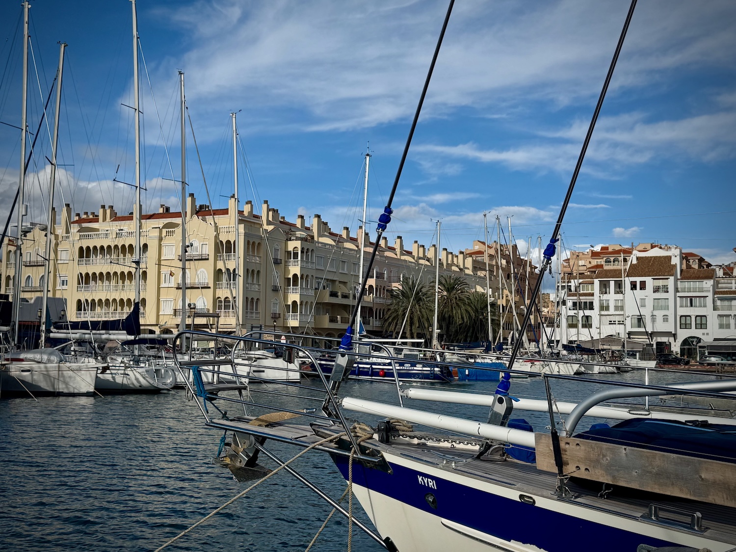 Blick auf die Marinaarchitektur
