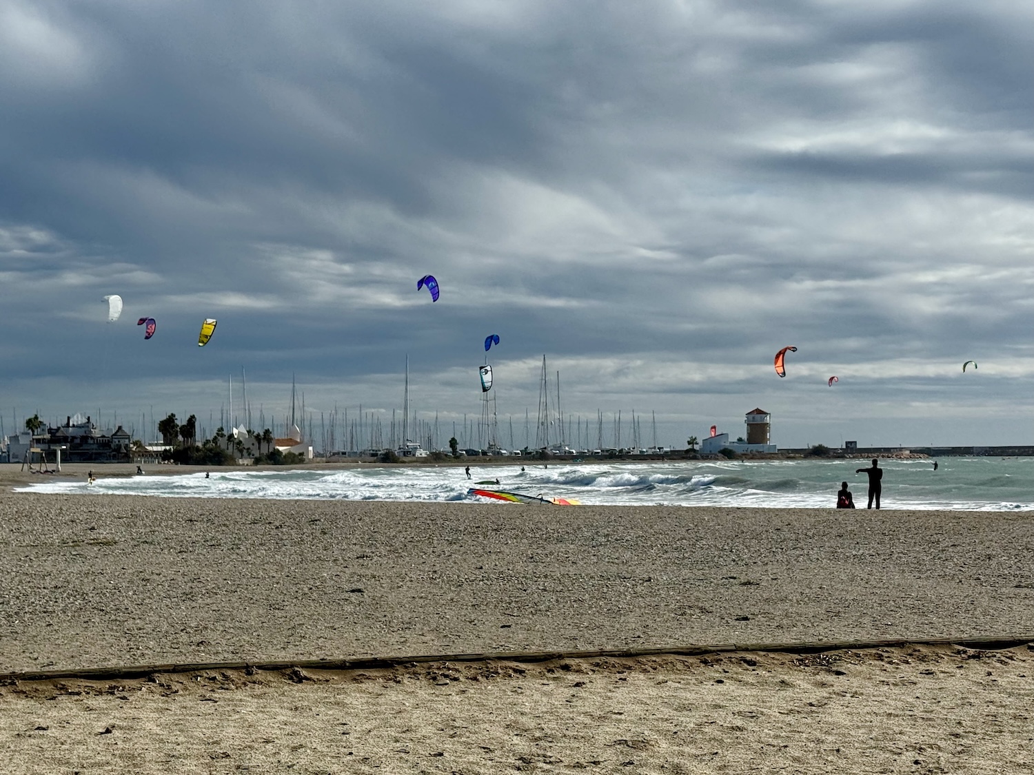 Am Poniente Strand mit Kitern und Surfern