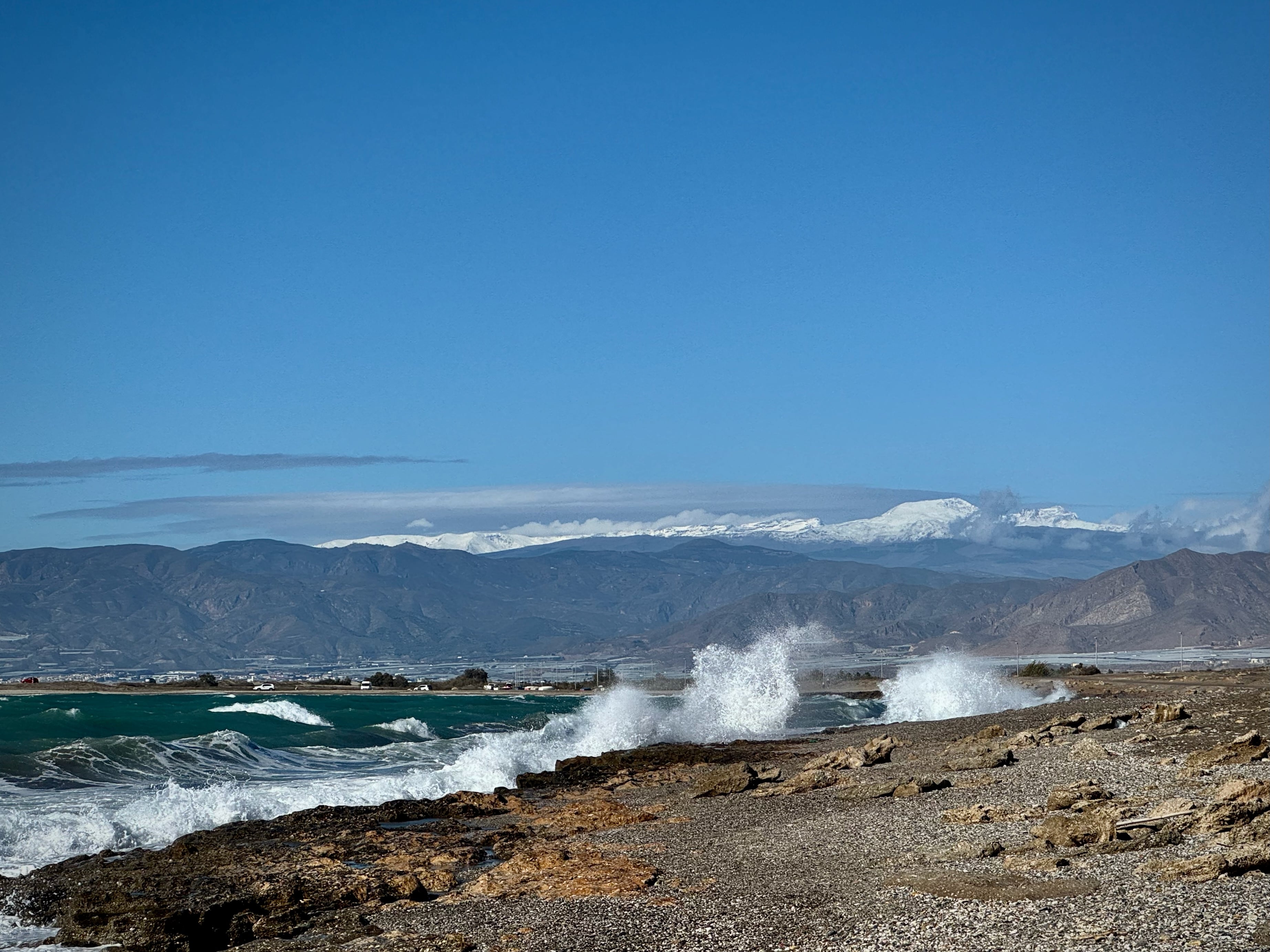 Almerimar – Schneebedeckte Berge und Meer