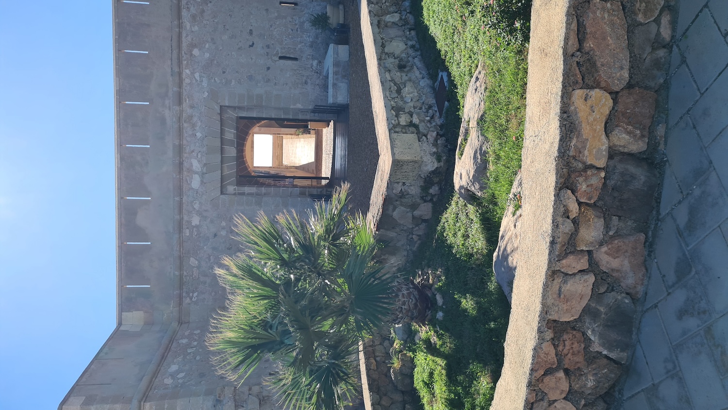 Festung mit Torbogen