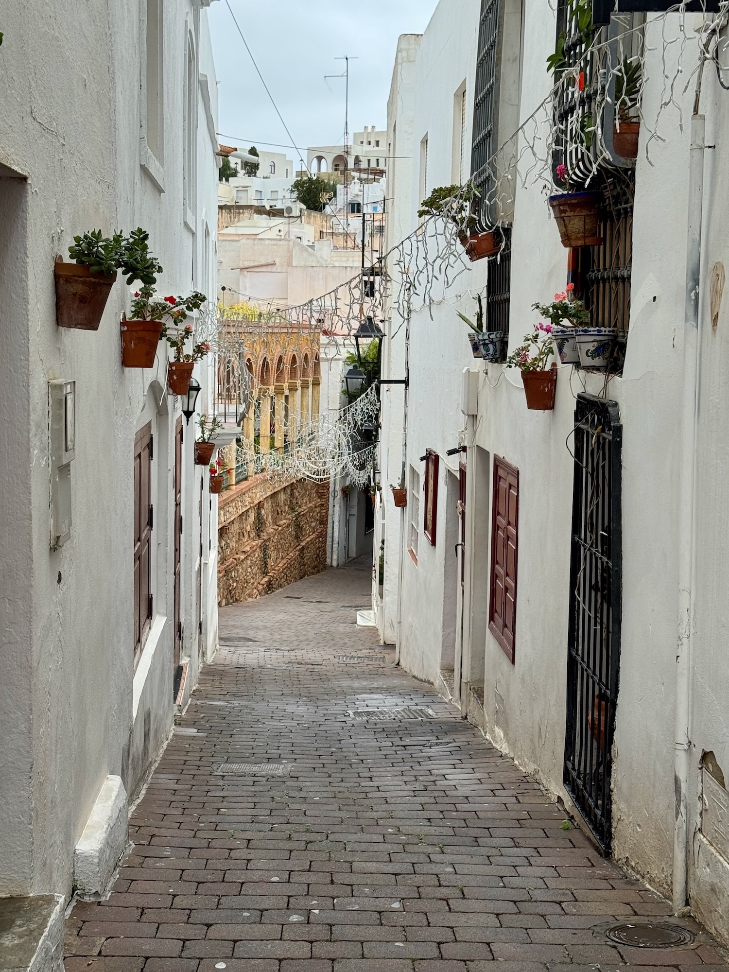 Steile Gassen, weiße Fassaden