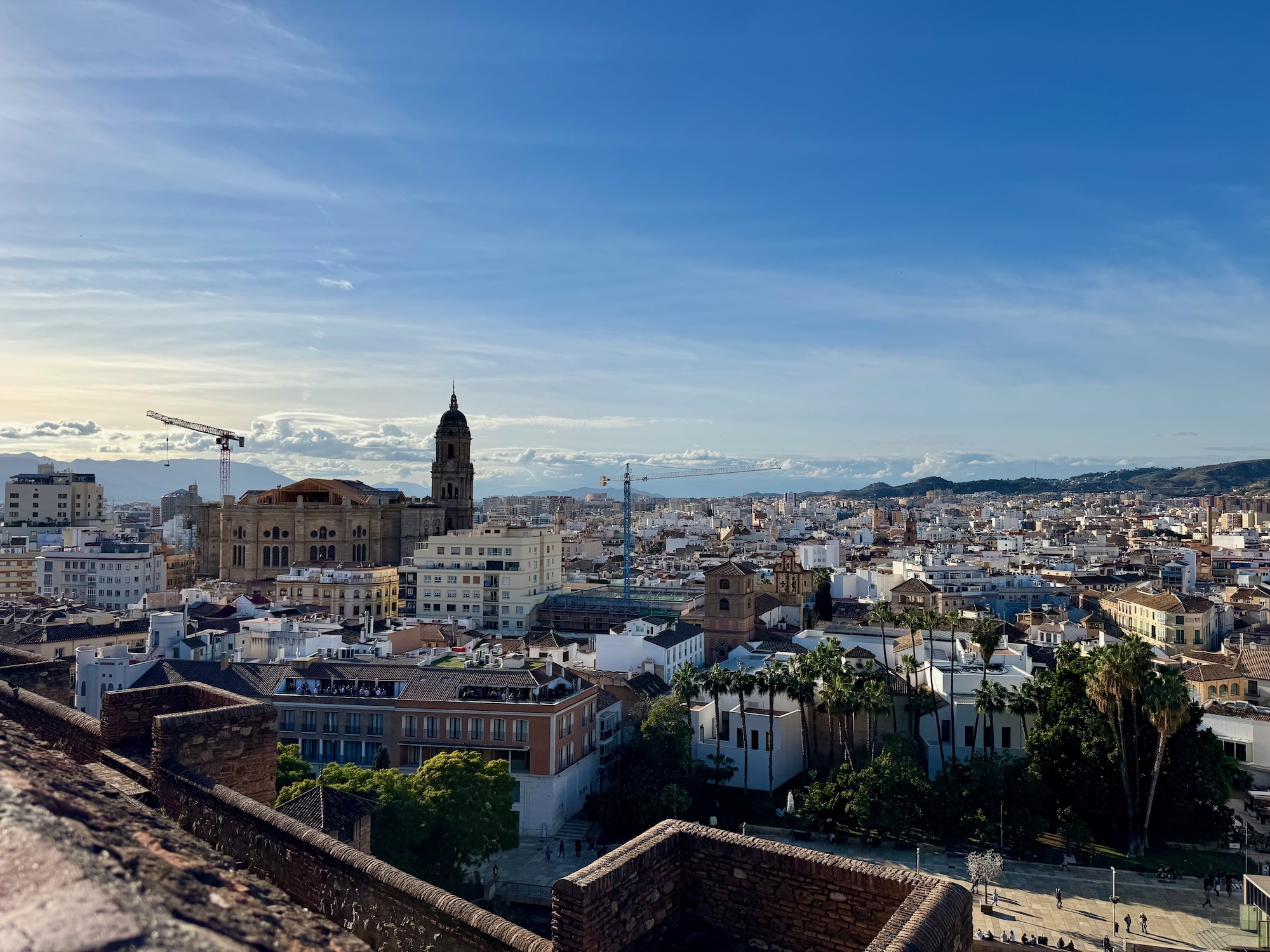 Blick von der Festung: Malaga Alt und Neu