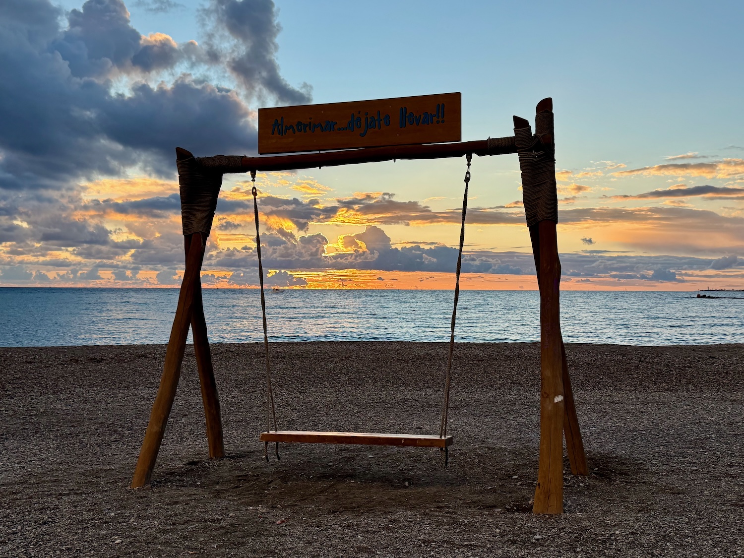 Schaukel im Sonnenuntergang