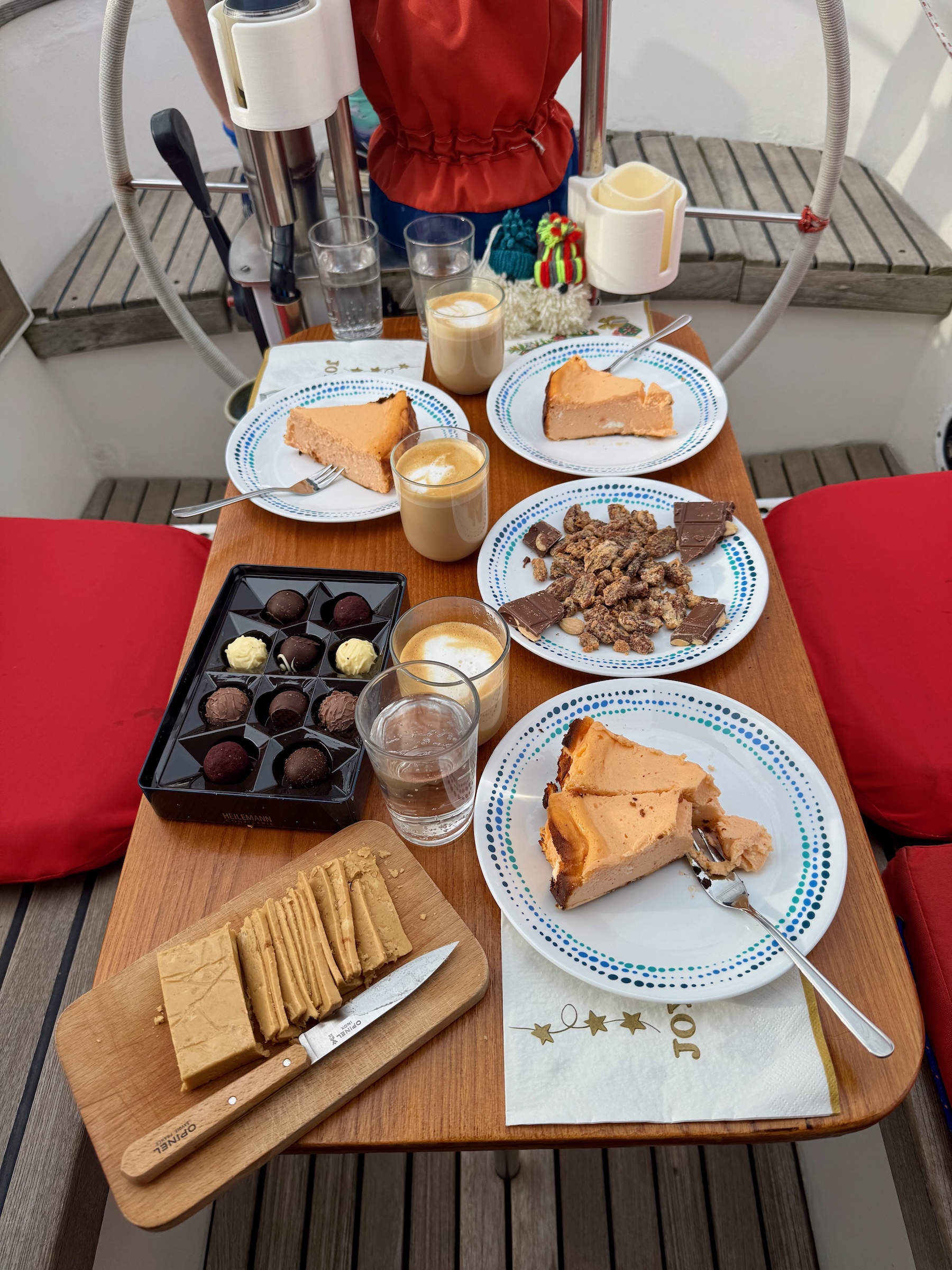 Sogar Weihnachtskaffee an Deck
