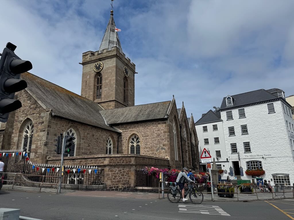 St. Peter Port mit seinen bunten Häusern
