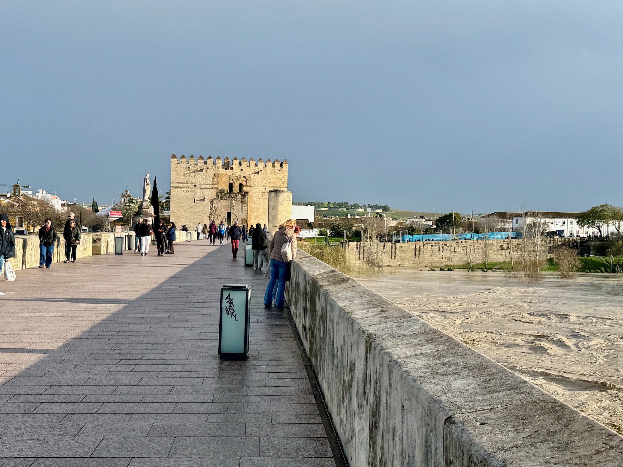 Cordoba kurz vor Schließung der Römischen Brücke wegen Jahrhunderthochwassers