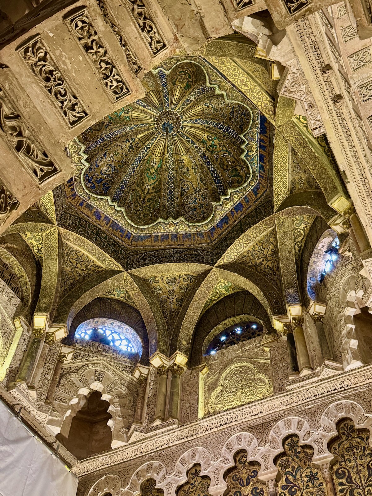 Ornamentik, Deckengewölbe, Fenster und Säulen