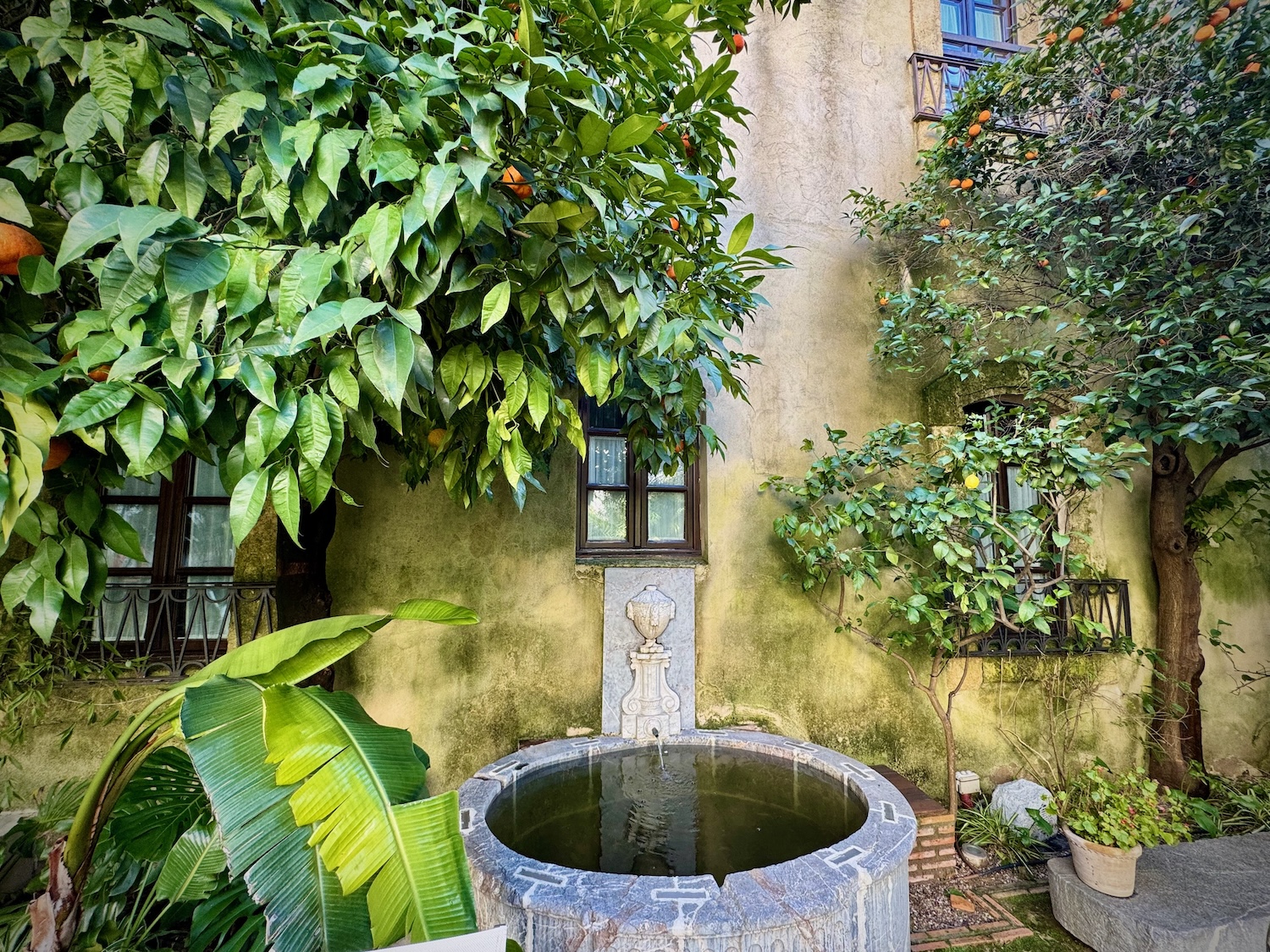 Hotelgarten mit Brunnen