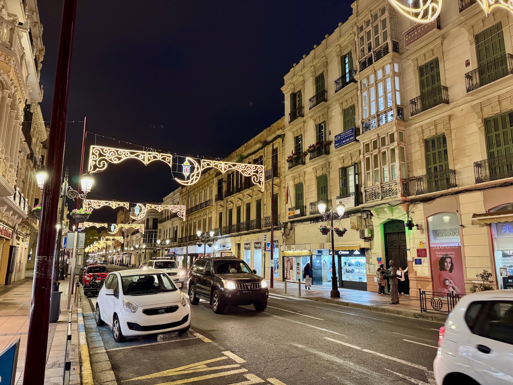 Shopping-Meile bei Nacht