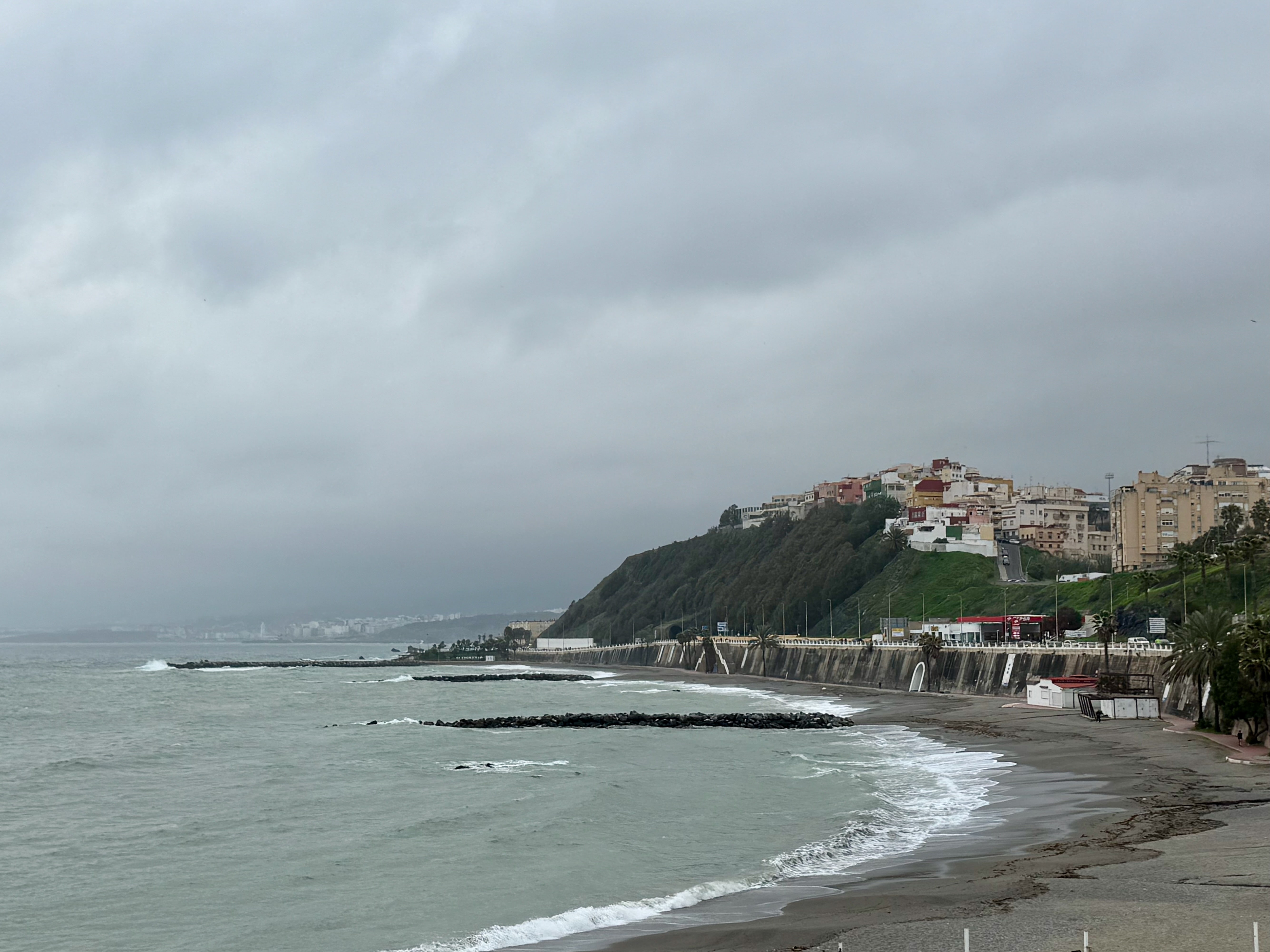Bucht und Blick auf Stadtteil und Afrika am Horizont