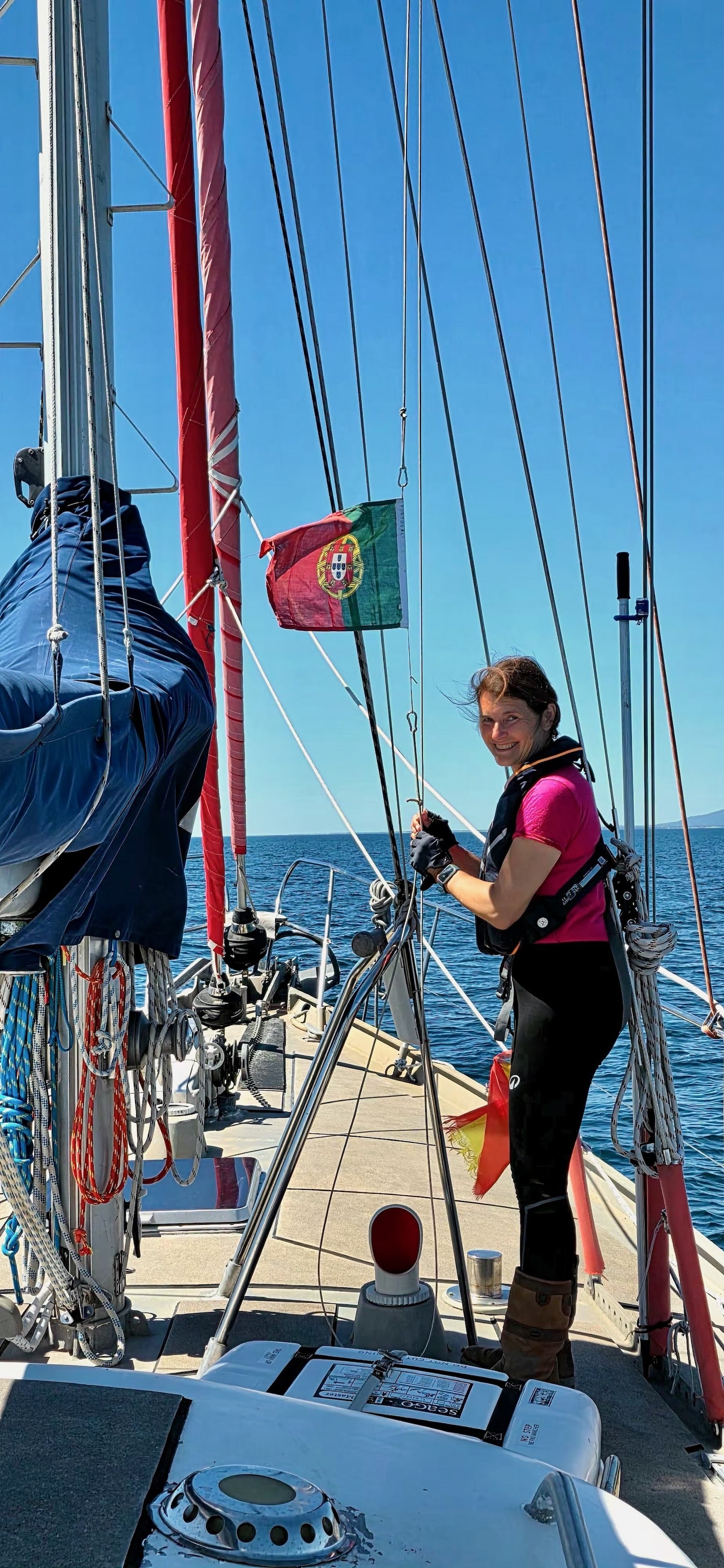 Ines setzt die portugiesische Flagge