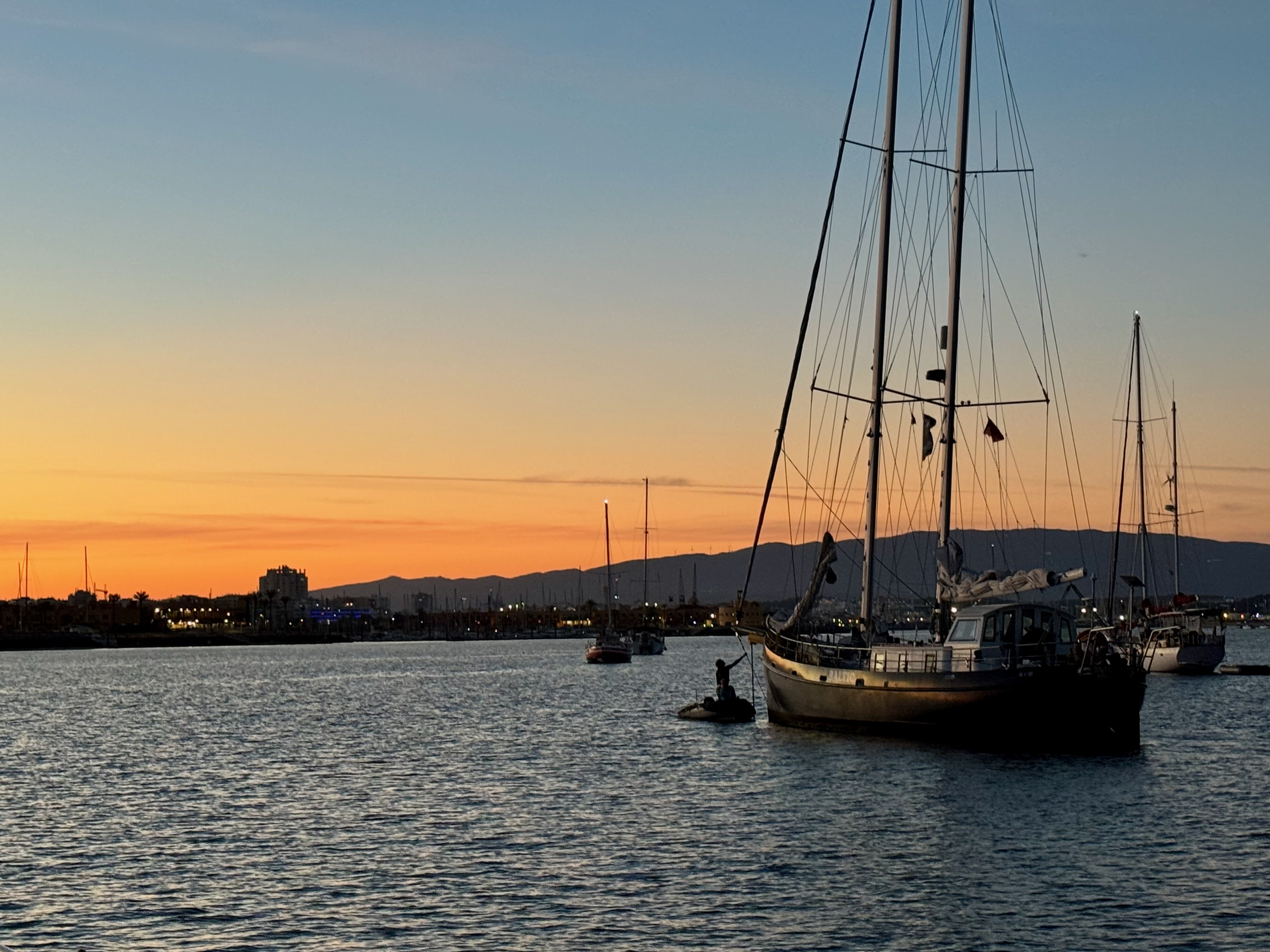 Ruhiger Sonnenuntergang am Abend