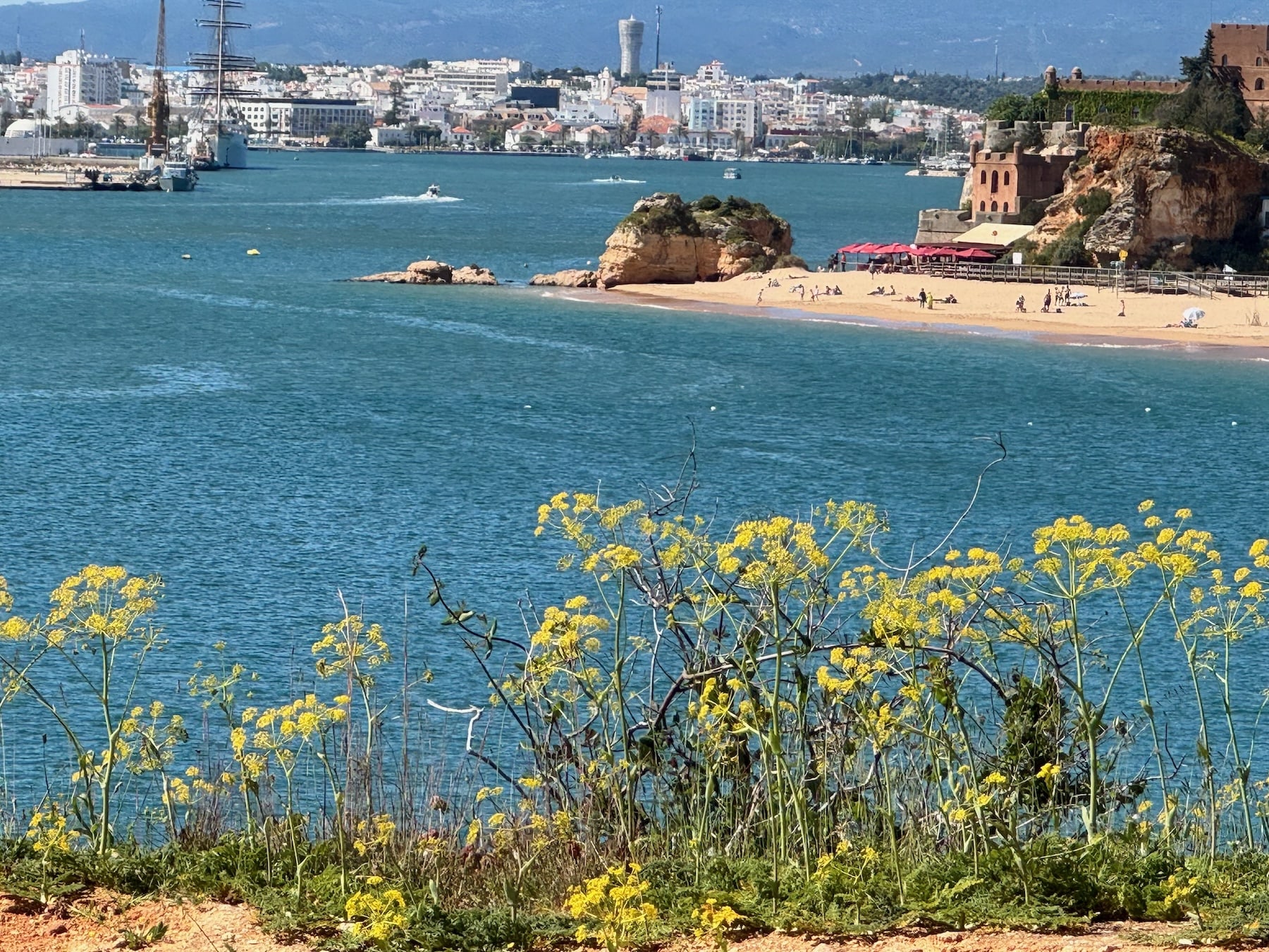 Sandsteinstrand und Urlaubergroßstadt