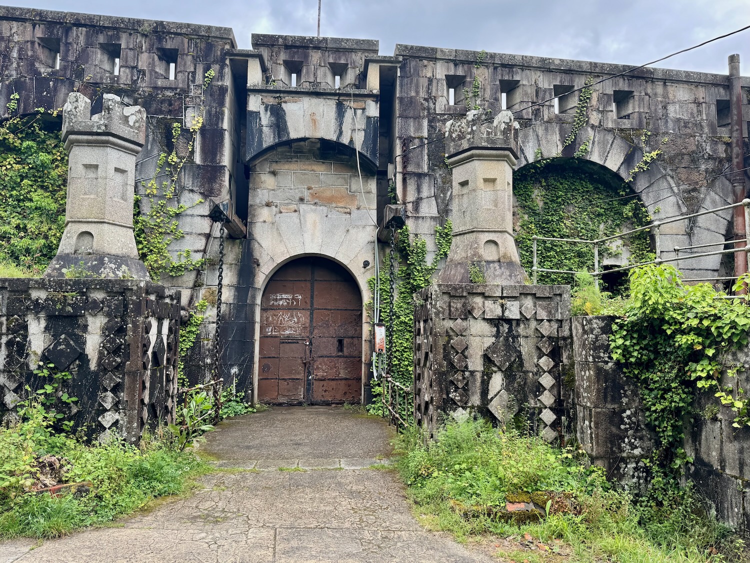 Alte Festungsmauern passend zum Herr der Ringe