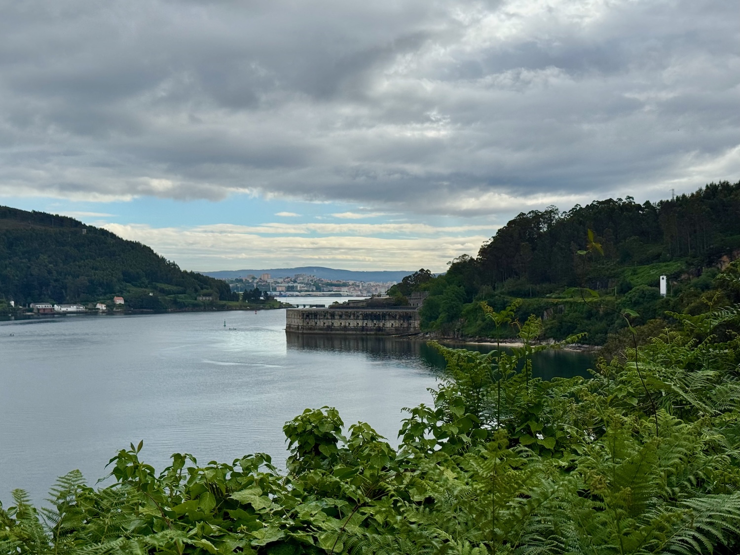 Blick Richtung Stadt in der Ria Ferrol