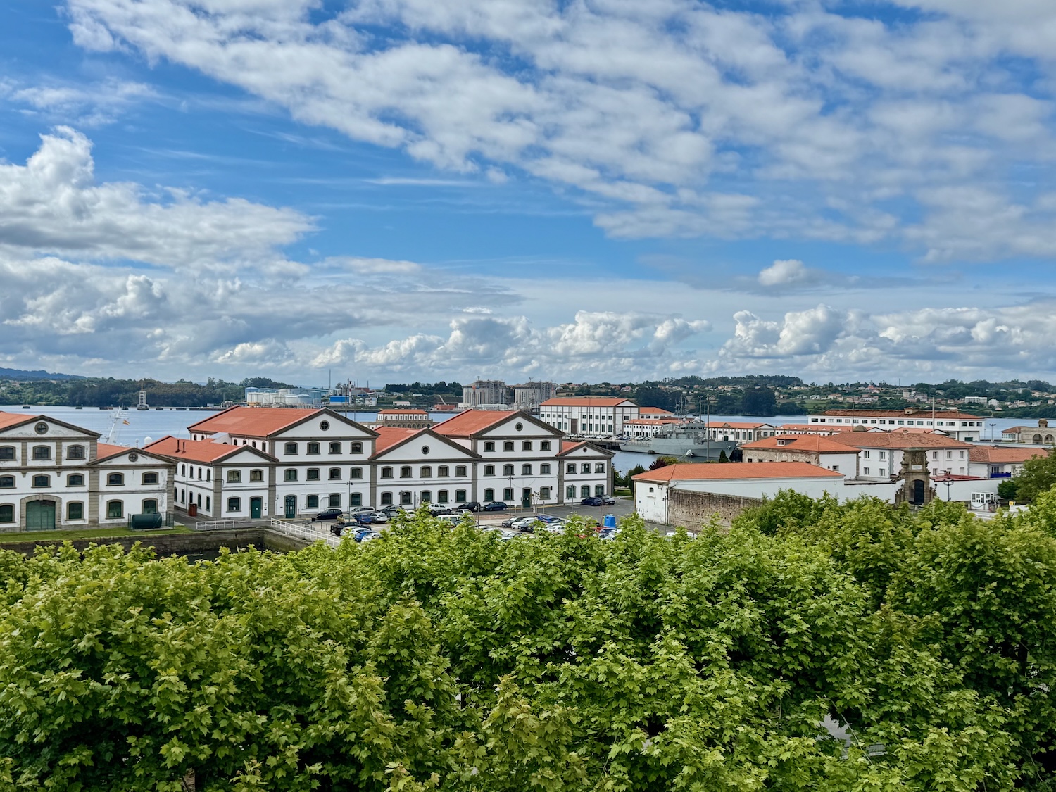 Ferrol Blick auf Garnisonsgebaeude und Hafen